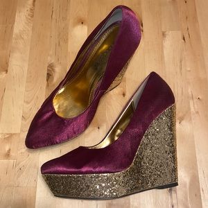 Shoedazzle gold wedge heels